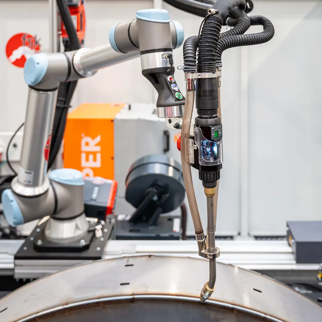 Cobot mit Doppeltisch und CMT-Schweißtechnologie.