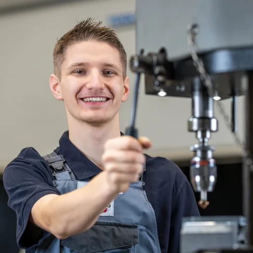 Mechanische Berbeitung - Mitarbeiter an Sa#U0308ulenbohrmaschine